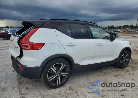 2022 Volvo Xc40 T5 R-Design z USA, uszkodzony, nr VIN YV4162UM6N2731486